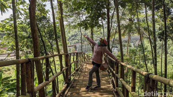 Obyek wisata ini dibangun karena ada potensi Jembatan Cirahong serta pemandangan alamnya yang luar biasa. Lokasinya berada di atas bukit dipinggir tebing yang cukup curam. Obyek wisata ini dibangun karena ada potensi Jembatan Cirahong serta pemandangan alamnya yang luar biasa. Lokasinya berada di atas bukit dipinggir tebing yang cukup curam.