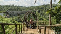 Sedikitnya ada lima spot swafoto yang menarik di Lebuci, mulai dari berbentuk perahu, hiasan lingkaran, rumah pohon, tulisan I LOVE U dan jembatan bambu di pinggir tebing.