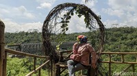 Semua hiasan di wisata Lebuci atau Lembah Bukit Cirahong Ciamis terbuat dari bambu yang menambah kesan alami.