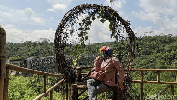 Semua hiasan di wisata Lebuci atau Lembah Bukit Cirahong Ciamis terbuat dari bambu yang menambah kesan alami. Semua hiasan di wisata Lebuci atau Lembah Bukit Cirahong Ciamis terbuat dari bambu yang menambah kesan alami.