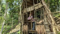 Selain tempat foto, ada juga beberapa tempat untuk beristirahat seperti saung atau gazebo, mainan ayunan dan tempat duduk untuk menikmati kuliner yang dibawa dari rumah ataupun dibeli di lokasi wisata. Suasana di lokasi ini cukup sepi dan adem, sangat cocok untuk menenangkan pikiran.