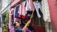 Terlihat taraf hidup penduduk cukup sejahtera. Ada yang memasang pendingin ruangan, TV kabel berlangganan, kulkas dan TV. Namun untuk jemuran, warga masih menjemurnya di depan rumah. Untuk motor, warga memarkirkannya di depan rumah.