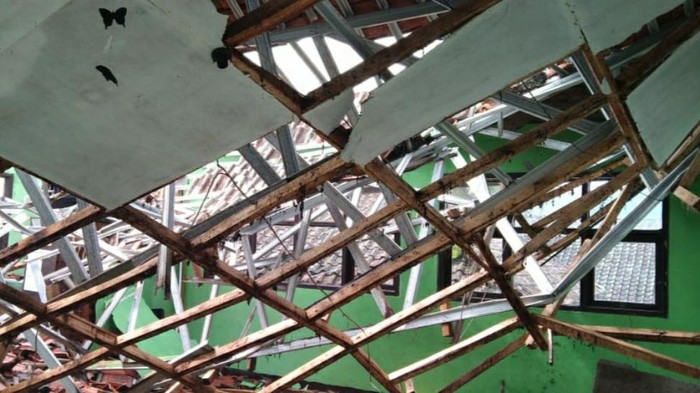 Atap Madrasah di Ciamis Ambruk