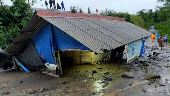 Sebuah warung makan di Lumajang terendam material banjir lahar hujan Gunung Semeru. Warung yang berada di tepi Sungai Renteng desa setempat terendam hingga 2 meter.