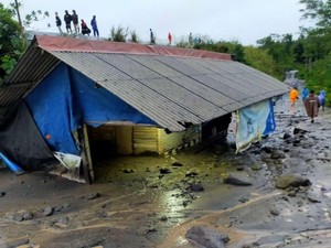 Warung Makan di Lumajang Terendam Material Banjir Lahar Hujan Gunung Semeru