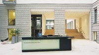 Oleh karena persyaratan konservasi yang sensitif, proyek bangunan ini dilakukan dengan koordinasi yang erat dengan komisi bangunan setempat di Munich, kantor perlindungan monumen, dan Kantor Negara Bagian Bayern untuk Pelestarian Monumen.