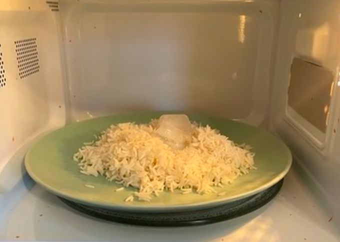Cara Panaskan Nasi dengan Es Batu, Hasilnya Bikin Nasi Pulen