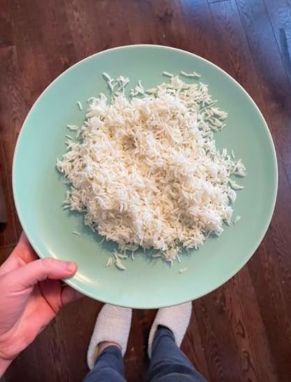 Cara Panaskan Nasi dengan Es Batu, Hasilnya Bikin Nasi Pulen