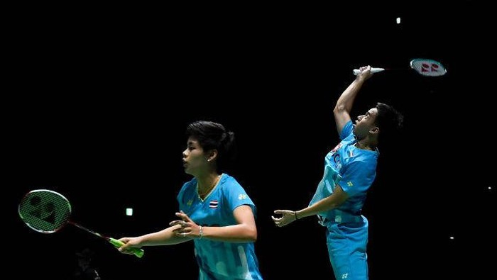 CHOFU, JAPAN - JULY 23: Dechapol Puavaranukroh and Sapsiree Taerattanachai of Thailand compete against  Takuro Hoki and Wakana Nagahara of Japan during day one of the Daihatsu Yonex Japan Open Badminton Championships, Tokyo 2020 Olympic Games test event at Musashino Forest Sport Plaza on July 23, 2019 in Chofu, Tokyo, Japan. (Photo by Matt Roberts/Getty Images)