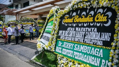 Deretan Karangan Bunga di Rumah Sinyo Harry Sarundajang