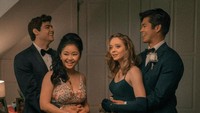 Ini momen saat pesta prom Lara Jean dan Peter Kavinsky bersama kedua sahabatnya.  Foto: Katie Yu / Netflix/Katie Yu / Netflix