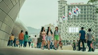 Momen saat Lara Jean berada di Korea Selatan.  Foto: Katie Yu / Netflix/Katie Yu / Netflix