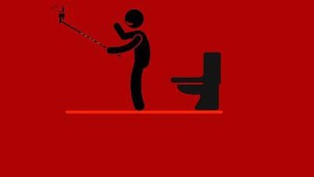 Bahkan toilet pun menjadi tempat favorit untuk selfie. (Foto: Ajit Johnson)