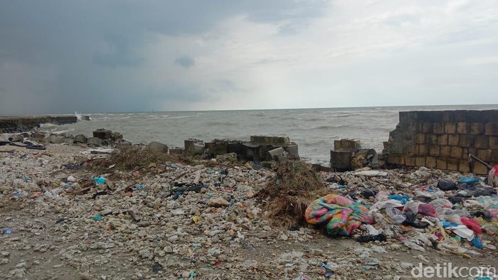Gelombang tinggi di Pantura Lamongan merusak tembok pembatas pantai. Ada 4 titik di Desa Labuhan, Kecamatan Brondong yang mengalami kerusakan parah.