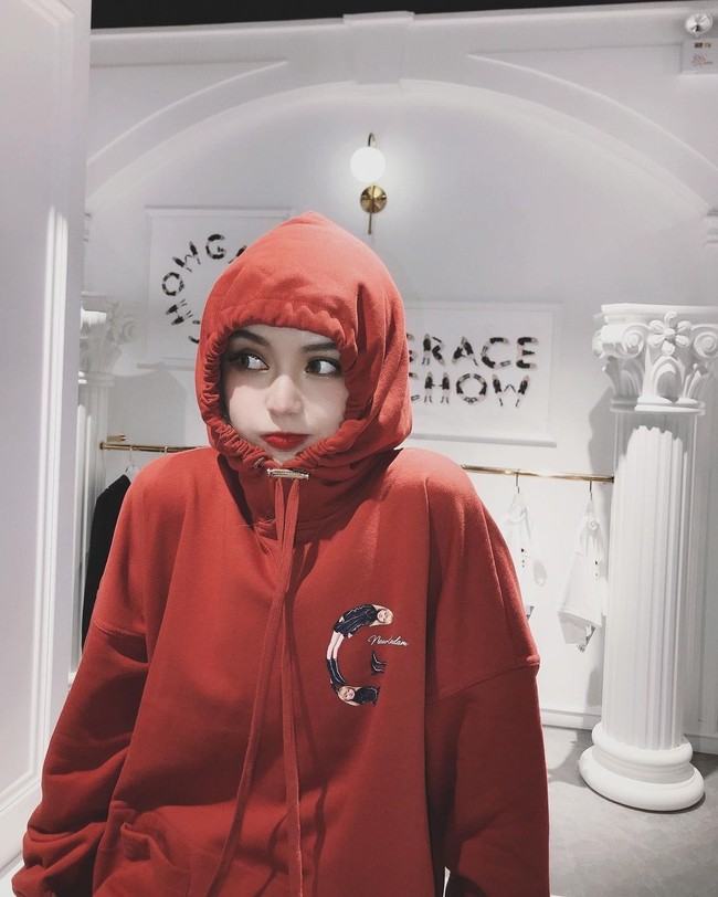 Menariknya, Grace Chow sebelumnya sering disandingkan dengan Lisa Blackpink. Banyak orang menyebut mereka punya kemiripan wajah apalagi keduanya juga sama-sama sering berponi. Foto: Instagram @gracechowwwww