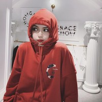 Menariknya, Grace Chow sebelumnya sering disandingkan dengan Lisa Blackpink. Banyak orang menyebut mereka punya kemiripan wajah apalagi keduanya juga sama-sama sering berponi. Foto: Instagram @gracechowwwww