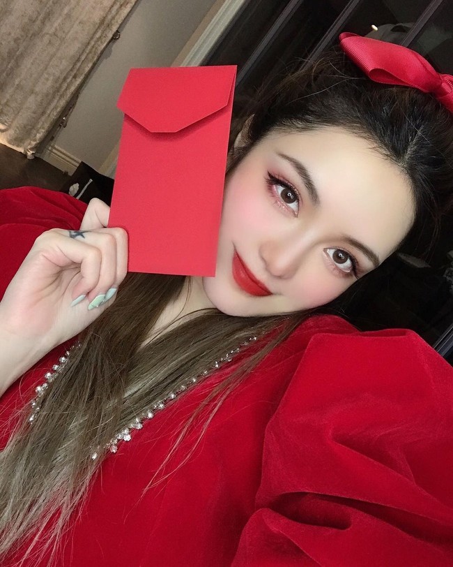I-Magazine Fashion Face Awards 2020 yang dirilis beberapa waktu lalu menobatkan Grace Chow sebagai artis wanita Asia tercantik. Berbeda dari kebanyakan daftar wanita tercantik lain, penilaiannya didasarkan pada juri-juri di industri hiburan dan software Adobe. Foto: Instagram @gracechowwwww