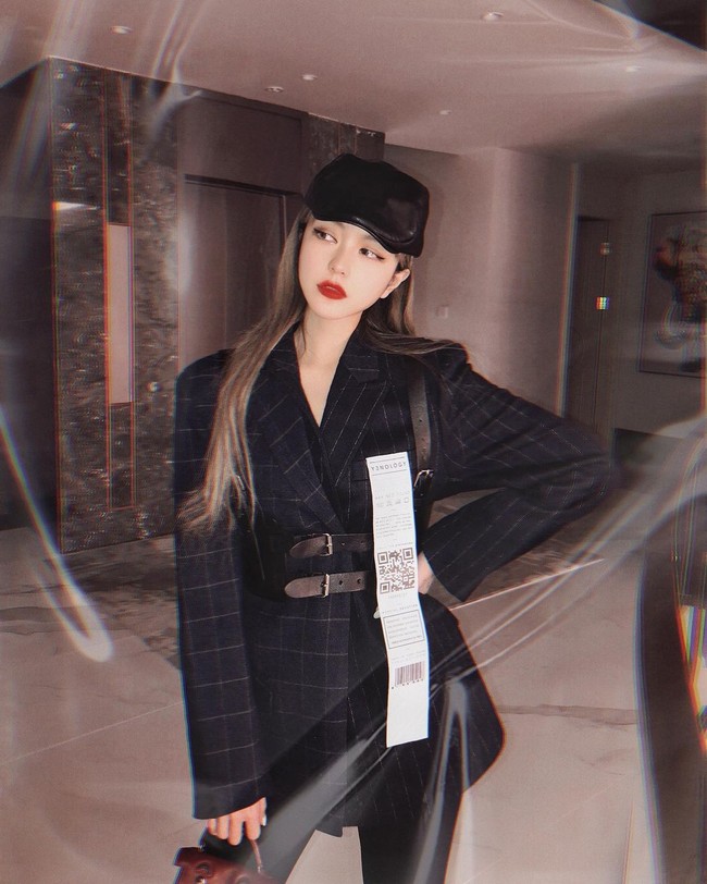 Dalam daftar yang dirilis I-Magazine, Grace Chow dibilang punya kemampuan bercerita menarik yang tampaknya dinilai berdasarkan postingan di media sosial. Ia juga disebut punya kesan tough tapi gentle. Aku menikmati foto-fotonya dan semua trik lucu yang dia mainkan. Aku belajar banyak dari fotografinya, kata Yen Cheung yang merupakan Founder dari media tersebut. Foto: Instagram @gracechowwwww