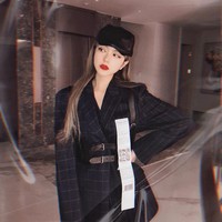 Dalam daftar yang dirilis I-Magazine, Grace Chow dibilang punya kemampuan bercerita menarik yang tampaknya dinilai berdasarkan postingan di media sosial. Ia juga disebut punya kesan tough tapi gentle. Aku menikmati foto-fotonya dan semua trik lucu yang dia mainkan. Aku belajar banyak dari fotografinya, kata Yen Cheung yang merupakan Founder dari media tersebut. Foto: Instagram @gracechowwwww