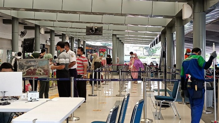 Suasana Stasiun Pasar Senen, Sabtu (13/2/2021) pagi. Nampak belum ada penumpukan calon penumpang.