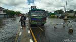 Habis Surut Banjir Terbitlah Jalan Rusak di Jalur Pantura