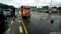Ketinggian genangan banjir semula sempat mencapai sekitar 50 sentimeter, kini turun menjadi sekitar 25 sentimeter. Sedangkan dari arah Pati tampak ada lubang yang masih tergenang banjir. Sehingga terpantau kendaraan berat atau kecil yang melintas harus mengurangi kecepatan.