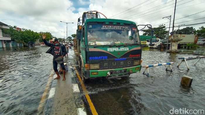Hati-hati! Banyak Jalan Berlubang Imbas Banjir Surut di Pantura Kudus Jalur Pantura Kudus-Semarang, yang terendam banjir selama sepekan terakhir ini berangsur surut. Pengendara diminta waspada kondisi jalan yang berlubang.