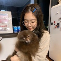 Jennie BLACKPINK memiliki dua anjing bernama Kai dan Kuma. Dalam foto ini, Jennie berpose dengan Kumam anjing pomeranian coklat yang pernah muncul di siaran ulang BLACKPINK dan ‘menarikan’ lagu Boombayah versi Lisa BLACKPINK, “Kumayah”.  Aksinya sungguh menggemaskan. Foto: Dok. Instagram
