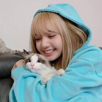 Lisa BLACKPINK memiliki enam kucing dan empat di antaranya bernama Leo, Luca, Lily, dan Louis tinggal di Korea. Dalam foto ini, Lisa BLACKPINK berpose dengan Lily, kucing Ragdoll yang muncul di video klip lagu BLACKPINK dan Selena Gomez ‘Ice Cream’. Foto: Dok. Instagram