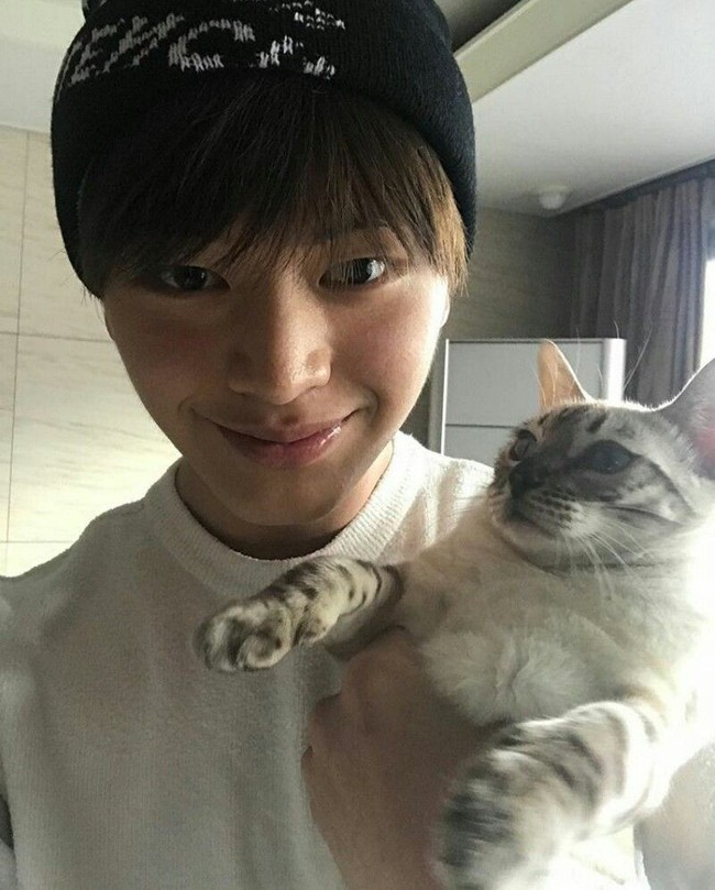 Sami adalah kucing bengal yang diadopsi Sungjae BTOB pada 2017. Peliharaannya itu muncul dalam video klip lagu BTOB ‘Come With The Wind’ yang menampilkan animasi Sungjae dan Sami. Sami bahkan menjadi inspirasi di balik penulisan lagu ‘3x2=6’. Foto: Dok. Instagram