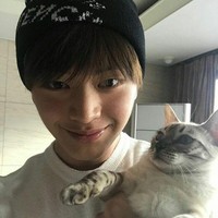 Sami adalah kucing bengal yang diadopsi Sungjae BTOB pada 2017. Peliharaannya itu muncul dalam video klip lagu BTOB ‘Come With The Wind’ yang menampilkan animasi Sungjae dan Sami. Sami bahkan menjadi inspirasi di balik penulisan lagu ‘3x2=6’. Foto: Dok. Instagram
