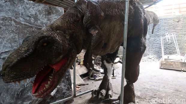 Iqbal Firmansyah (21), pemuda asal Bantul pembuat animatronik karakter dan kostum dinosaurus, Sabtu (13/2/2021).