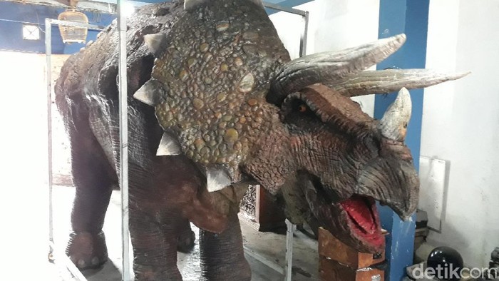 Iqbal Firmansyah (21), pemuda asal Bantul pembuat animatronik karakter dan kostum dinosaurus, Sabtu (13/2/2021).