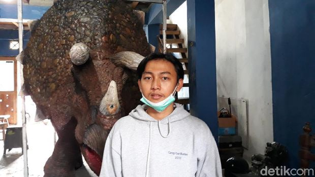 Iqbal Firmansyah (21), pemuda asal Bantul pembuat animatronik karakter dan kostum dinosaurus, Sabtu (13/2/2021).