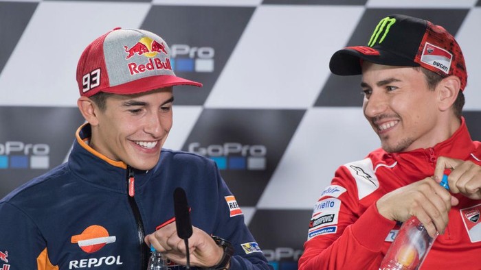 NORTHAMPTON, ENGLAND - AUGUST 23:  Jorge Lorenzo of Spain and Ducati Team and Marc Marquez of Spain and Repsol Honda Team (L) smile during the press conference pre-event during the MotoGp Of Great Britain - Previews at Silverstone Circuit on August 23, 2018 in Northampton, England.  (Photo by Mirco Lazzari gp/Getty Images)
