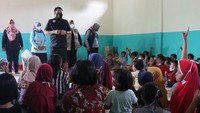 Di posko tersebut, Askrindo menghadirkan Mobil Pintar (MoPi) untuk menghibur anak-anak korban banjir dengan bermain, bernyanyi dan menari bersama anak-anak dengan dipandu oleh tim dari PAUD Institute. Selain memberikan hiburan bagi anak-anak, di posko tersebut Askrindo juga memberikan bantuan berupa susu, makanan bergizi, masker kain, serta membagikan buku gambar dan buku cerita.