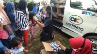 Tidak hanya menyambangi posko pengungsian, Askrindo juga memberikan bantuan sembako ke Kantor Kecamatan Cilamaya Wetan, yang juga dijadikan posko BPBD setempat. Bantuan sembako yang diberikan terdiri dari beras, mie instan, susu anak, dan peralatan kebersihan. Selain memberikan bantuan sembako, Askrindo juga memberikan bantuan makanan siap saji berupa rendang dalam kemasan yang merupakan produk salah satu UMKM mitra binaan Askrindo. Bantuan yang disalurkan di posko kecamatan disambut baik diterima langsung oleh Camat Cilamaya Wetan, Basuki Rahmat.