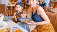 Nah, ini adalah momen kuliner Kirana Larasati saat liburan di Bali. Ia tampak asyik menikmati hidangan dari sebuah hotel berbintang di kawasan Nusa Dua, Bali. Foto: Instagram @kiranalarasati