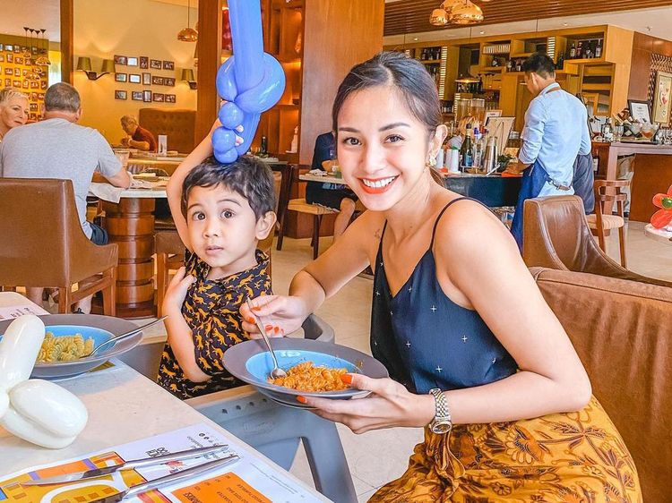 Begini Serunya Kulineran Kirana Larasati di Pinggir Pantai