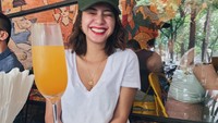 Kalau yang satu ini adalah pose sumringah Kirana Larasati saat menikmati jus jeruk. Penampilannya tampil kasual tapi tetap keren. Foto: Instagram @kiranalarasati