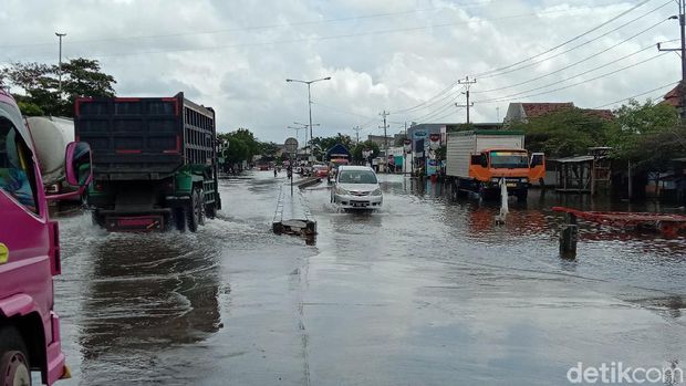 Kondisi banjir di jalur Pantura Kudus-Semarang, Desa Jati Wetan, Kecamatan Jati, Kudus, Sabtu (13/2/2021).