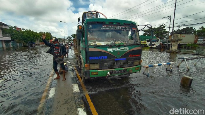 Kondisi banjir di jalur Pantura Kudus-Semarang, Desa Jati Wetan, Kecamatan Jati, Kudus, Sabtu (13/2/2021).