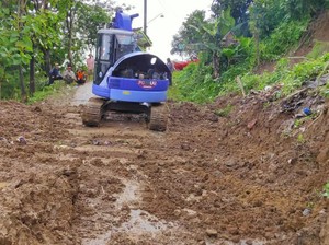Tebing 12 Meter Longsor di Kudus, Ruas Jalan Sempat Tertutup