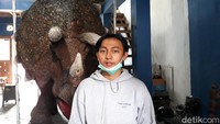 Adalah Muhammad Iqbal Firmansyah (21), pembuat kostum animatronik karakter dan kostum dinosaurus yang kini diminati berbagai tempat rekreasi. Iqbal menceritakan bahwa ide tersebut awalnya muncul saat dia berjalan-jalan ke mal dan melihat dinosaurus yang bergerak.