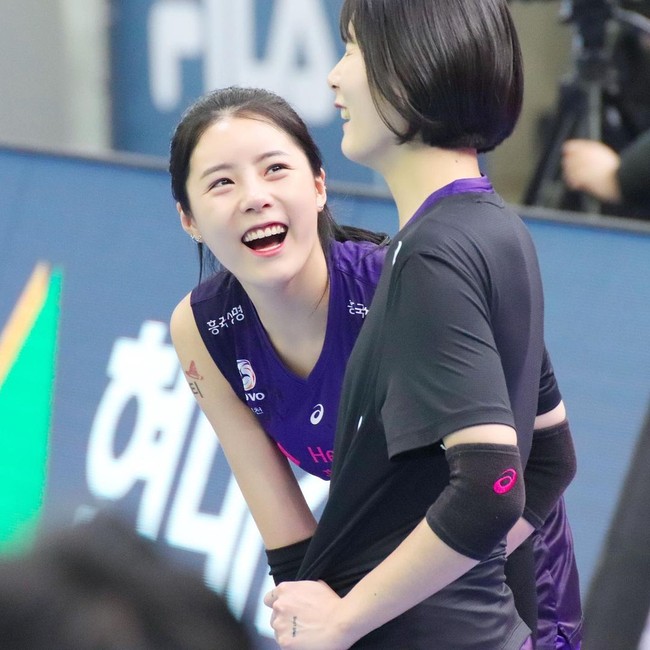 Sebelum kasus perselingkuhan, Lee Da Young dan kembarannya Lee Jae Young juga terlibat skandal bullying. Laporan menyebutkan jika mereka adalah pelaku penindasan saat sekolah. Menurut orang-orang yang menuduhnya, pemain voli profesional yang dikenal berparas cantik itu sering memaksa orang melakukan sesuatu hingga mencuri uang. Foto: Instagram @davely___j