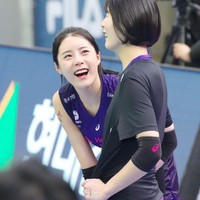 Sebelum kasus perselingkuhan, Lee Da Young dan kembarannya Lee Jae Young juga terlibat skandal bullying. Laporan menyebutkan jika mereka adalah pelaku penindasan saat sekolah. Menurut orang-orang yang menuduhnya, pemain voli profesional yang dikenal berparas cantik itu sering memaksa orang melakukan sesuatu hingga mencuri uang. Foto: Instagram @davely___j