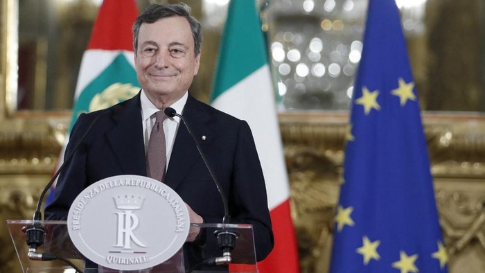 Italys new prime minister, former European Central Bank President Mario Draghi addresses the media on February 12, 2021 following a meeting with Italys President at the Quirinale presidential palace in Rome. - The 73-year-old economist formed a new national unity government to replace Giuseppe Contes centre-left coalition, which collapsed one month ago, leaving the country rudderless in an unprecedented crisis. (Photo by YARA NARDI / POOL / AFP)
