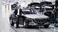 Kendaraan yang ke-50 juta ini juga menandai dimulainya produksi Mercedes-Maybach S-Class generasi pertama yang diproduksi. Foto: Mercedes-Benz
