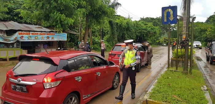 Meski hujan tim gabungan tetap melakukan pemeriksaan terhadap kendaraan yang akan masuk ke Kukar. (Suriyatman/detikcom)