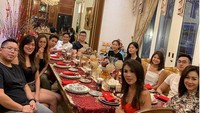 Meskipun begitu, ia juga punya momen makan bersama teman dan keluarganya. Termasuk ketika Imlek, makan malam di meja makan sambil kumpul jadi agenda wajib Helena. Foto: @helenalim889